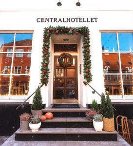 een voordeur van een gebouw met een kerstkrans bij CentralHotellet in Køge