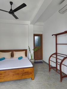 1 dormitorio con cama y escalera en The Sun Set, en Weligama