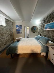 Ένα ή περισσότερα κρεβάτια σε δωμάτιο στο Terrace House near the beach