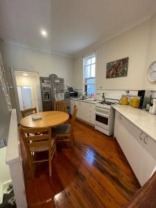 Η κουζίνα ή μικρή κουζίνα στο Terrace House near the beach