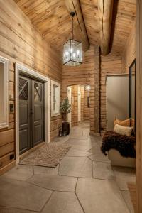 pasillo con puerta grande y paredes de madera en Tømmerhytte Ved Historiske Senhovd, en Veggli
