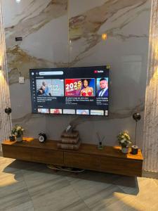 Μια τηλεόραση ή/και κέντρο ψυχαγωγίας στο Suite Nothings