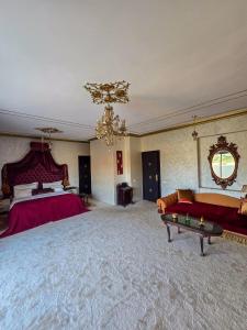 um quarto amplo com 2 camas e um sofá em Dar Muskana 