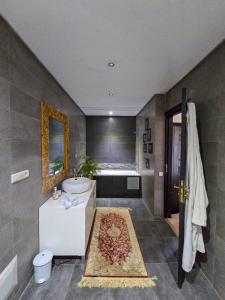 um banheiro com pia e banheira em Dar Muskana  mais 24 fotografias