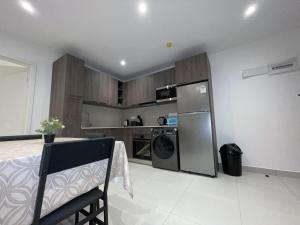 阿克拉The Bantree D-plus Apartments的带冰箱和洗碗机的厨房 更多36张照片