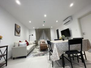 阿克拉The Bantree D-plus Apartments的带桌子和沙发的客厅