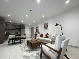 阿克拉The Bantree D-plus Apartments的客厅里有一张沙发和一张桌子。