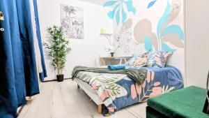 ein Schlafzimmer mit einem Bett und einem Wandbild in der Unterkunft Cosy Jolie T3 - Centre - Parking souterrain in Mantes-la-Jolie