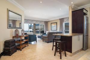Una sala de estar abierta con cocina y sala de estar. en Ballito Manor View 406 - With Generator, en Ballito