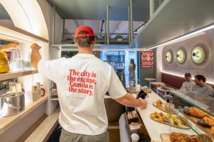 un hombre de pie en una cocina preparando comida en Camila Hostel Valencia, en Valencia 23 fotos más