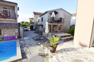 Bazén v ubytování Family-friendly apartments with swimming pool Tar, Porec - 22756 nebo v jeho okolí