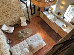 Una vista aérea de un baño con lavabo. en Maison pure style provençale-jardin clôturé-4 pers, en Collorgues 73 fotos más