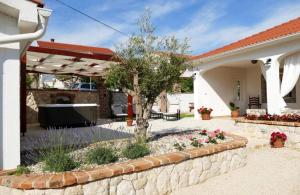 Το κτήριο όπου στεγάζεται  η παραθεριστική κατοικία