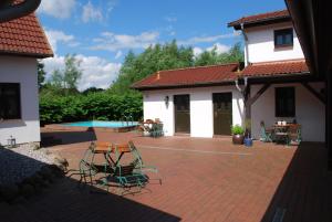 a patio with chairs and a table and a house at Hiddensee in Dargun
