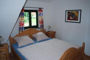 a bedroom with a bed and a window at Hiddensee in Dargun