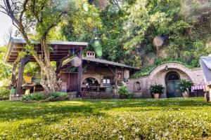 une maison en pierre avec un arbre dans l'établissement Secluded family friendly house Draz, Baranja - 15893, à Draž