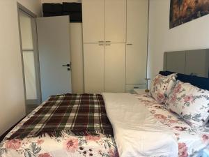 圣朱利亚诺米拉内塞Relax 3的一间卧室配有一张带铺着平底毯的床