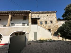 un edificio con una puerta delante en Maison pure style provençale-jardin clôturé-4 pers, en Collorgues