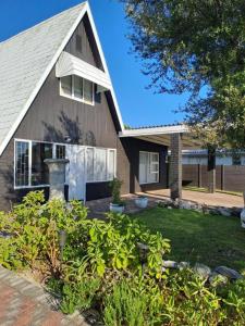een huis met een stenen schoorsteen aan de zijkant bij Milky Way in Hermanus