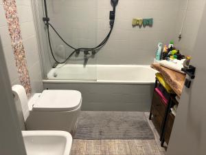 圣朱利亚诺米拉内塞Relax 3的带浴缸、马桶和水槽的浴室 更多4张照片