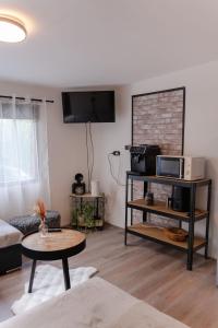 Μια τηλεόραση ή/και κέντρο ψυχαγωγίας στο Chalet Timber - close to the woods