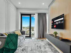 un soggiorno con un divano e una grande finestra di Skyline views a Bucarest