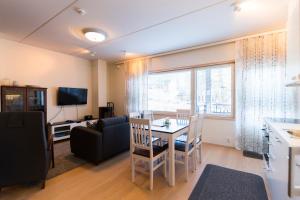 ein Wohnzimmer mit Esstisch und Couch in der Unterkunft Levin Stara C 14 Visit Levi in Levi