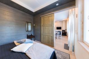 ein Schlafzimmer mit einem Bett und einer Schiebetür in der Unterkunft Levin Stara C 14 Visit Levi in Levi