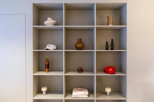 un estante con jarrones y jarrones. en Camila Hostel Valencia, en Valencia