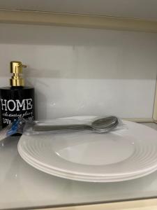 una cuchara sobre un plato blanco en استديو انيق بدخول ذاتي, en Riad