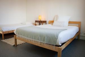 ein Schlafzimmer mit zwei Betten mit weißer Bettwäsche in der Unterkunft L Albéra - Elégance et douceur in Albertville