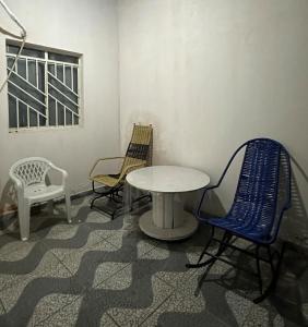a room with a table and chairs and a window at Aparentemente Bem Localizado in Boa Vista
