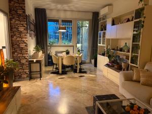 圣朱利亚诺米拉内塞Relax 3的客厅里有一张桌子和一张沙发