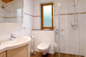 Un baño con inodoro, lavabo y ducha. en Ferienhaus Weichart, en Sulzburg