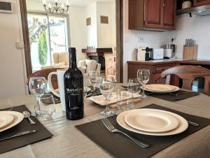eine Flasche Wein auf einem Tisch mit Brille in der Unterkunft LE CHESTER - Maison de charme en Provence avec piscine près de L'Isle-sur-la-Sorgue in Velleron + 43 Fotos