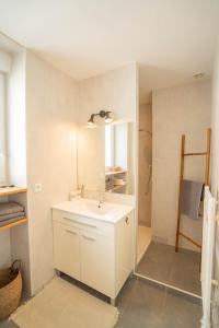 Ένα μπάνιο στο Maison avec fauteuil suspendu et lit de jour près de la mer en Vendée