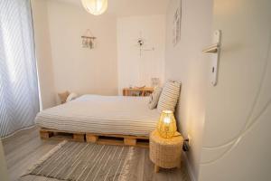 Ένα ή περισσότερα κρεβάτια σε δωμάτιο στο Maison avec fauteuil suspendu et lit de jour près de la mer en Vendée