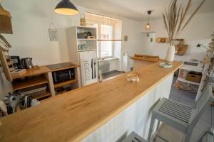 Η κουζίνα ή μικρή κουζίνα στο Maison avec fauteuil suspendu et lit de jour près de la mer en Vendée +29 φωτογραφίες