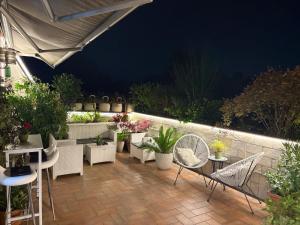圣朱利亚诺米拉内塞Relax 3的庭院在晚上配有椅子和盆栽植物
