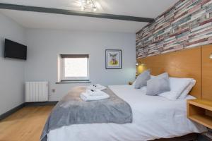 ボストンにあるTwenty Hotel and Barのベッドルーム1室(大型ベッド1台、テディベア付)