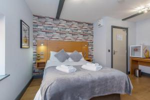 ボストンにあるTwenty Hotel and Barのベッドとタオル2枚のある寝室