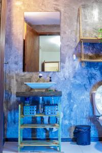 ein Badezimmer mit Waschbecken und Spiegel in der Unterkunft Casa da Cabana Guajiru in Trairi