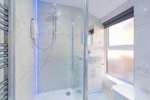 ボストンにあるTwenty Hotel and Barのガラスドア付きのシャワー付きのバスルーム +34枚の写真