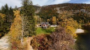 an aerial view of a house on the shore of a lake at Ferienwohnung Kahlseneck in Fischerndorf