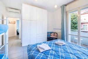 a bedroom with a bed with two towels on it at Bilocale sul mare, Agrigento7 - Riccione in Riccione