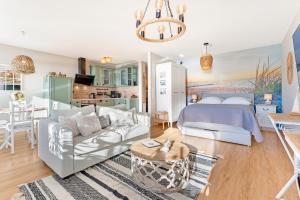 um quarto e sala de estar com uma cama e um sofá em Panoramic Loft mit Meerblick em Sierksdorf