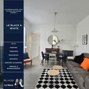 een woonkamer met een bank en een tafel bij Le B & W in Le Mans