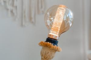 uma lâmpada com uma escova dentro dela em Panoramic Loft mit Meerblick em Sierksdorf