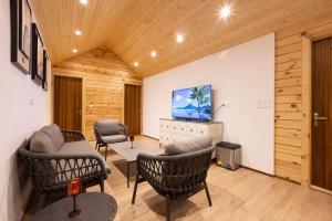 Μια τηλεόραση ή/και κέντρο ψυχαγωγίας στο The Kanatal Retreat Cottages