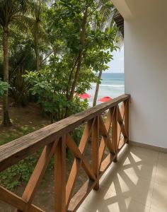 un balcón de madera con vistas al océano en Mirissa Eye Beach Hotel and Restaurant, en Mirissa
